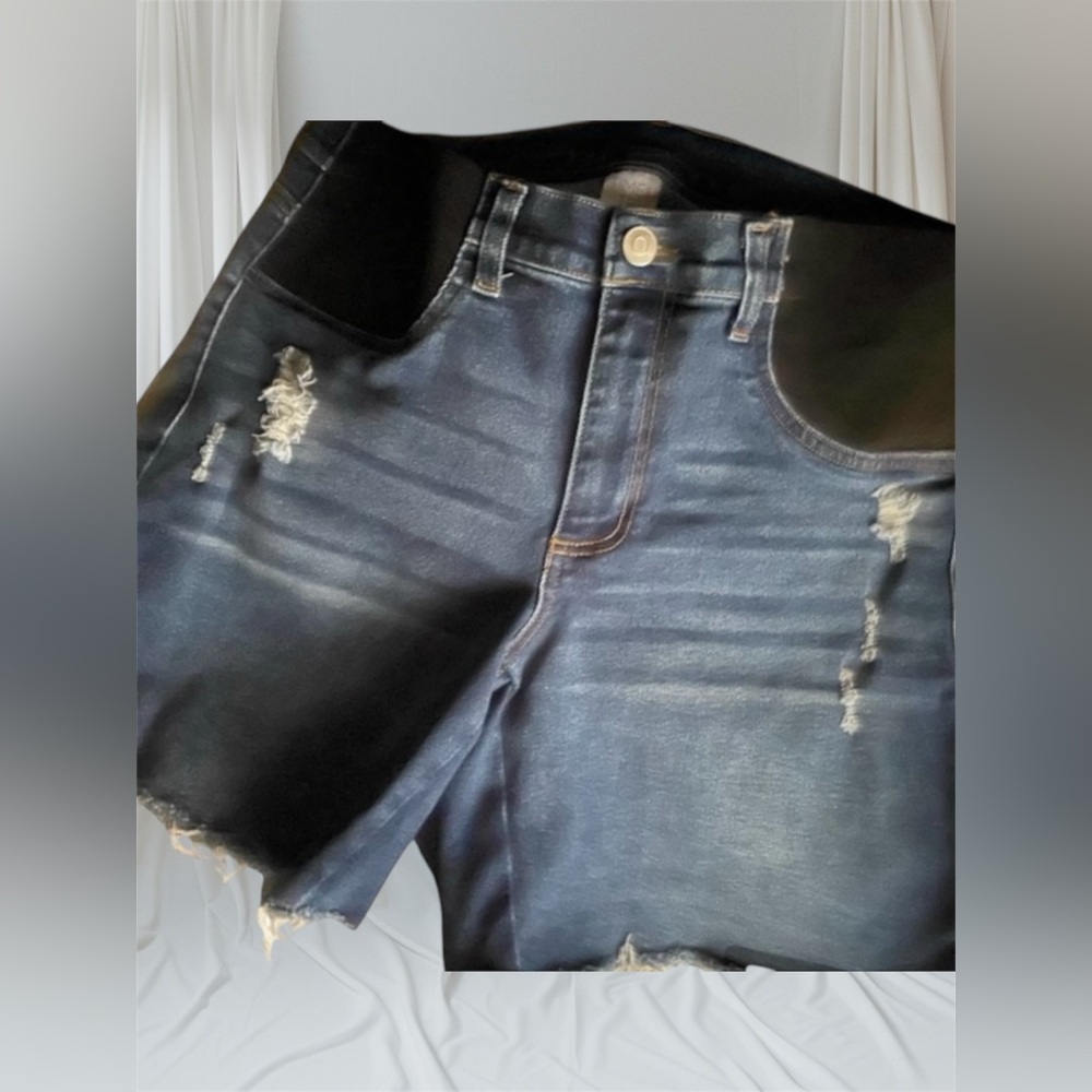 Maternity Shorts Time&True with zipper Size 12-14. 
Distressed 
Comfortable 
EUC